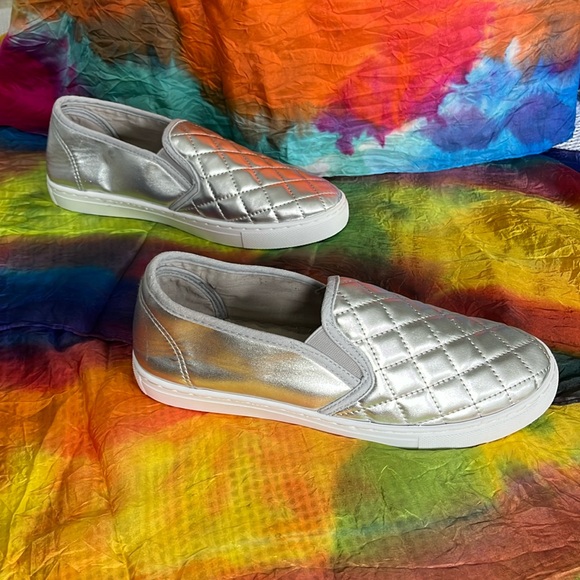 J. Adam's size 8 Quilted Loafers Metallic Silver EUC - Picture 2 of 10
